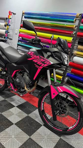 Moto preta personalizada com kit de adesivos rosa na Gois Adesivos